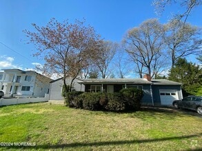 Building Photo - 311 Roosevelt Ave