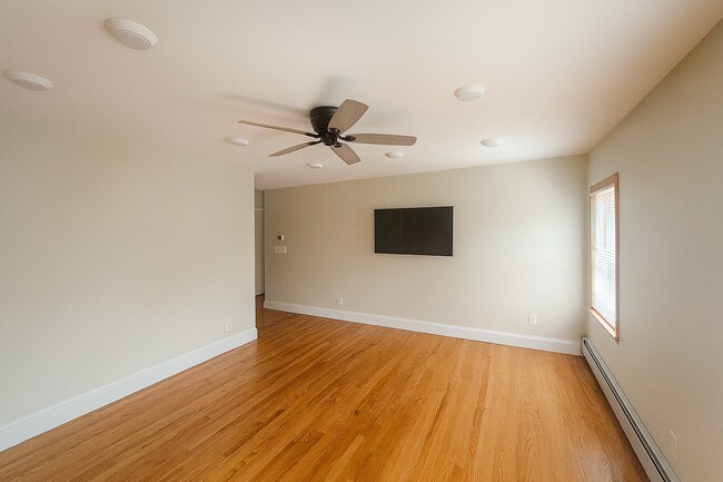 Foto del edificio - Rare Find! Renovated 3.5-Bed with Office S...