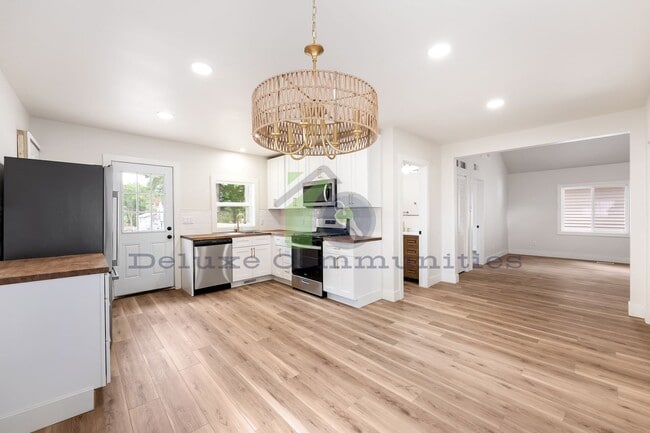 Building Photo - STUNNING 2 BEDROOM ON LAKE FRONT!!! Completely Remodeled!!