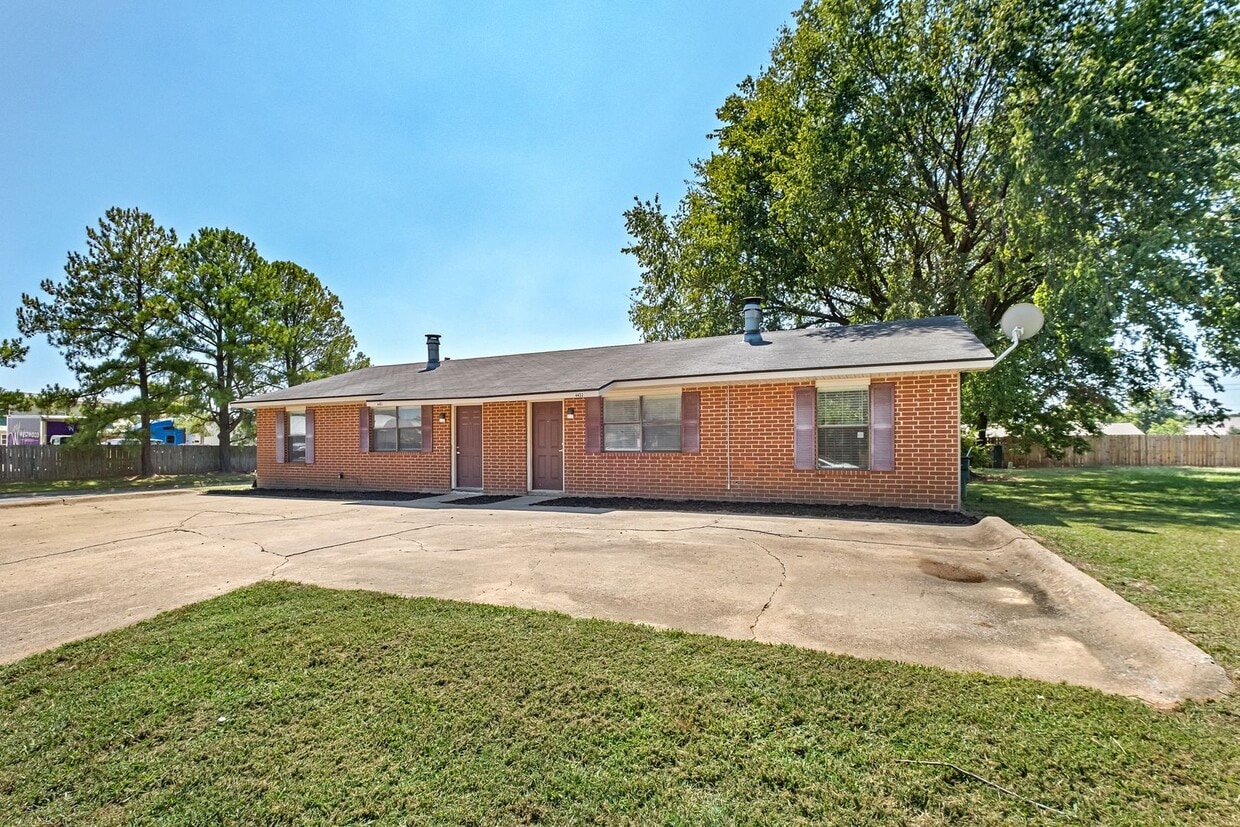 Cozy 2 Bedroom Duplex with Fireplace & Spacious Backyard! - Cozy 2 Bedroom Duplex with Fireplace & Spacious Backyard!