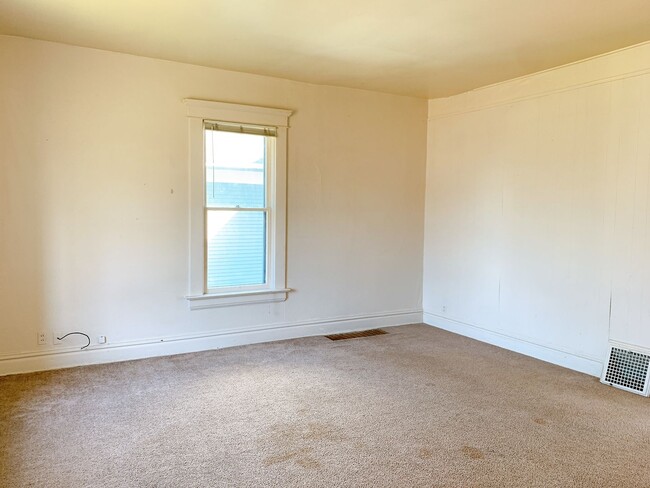 Foto del edificio - Classic 4 bdrm/2 bath High St home, right in the heart of Student Row!