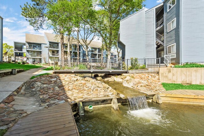Foto del edificio - 12500 Melville Dr