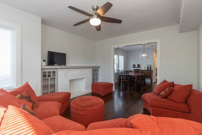 Building Photo - 4327 W Kamerling Ave