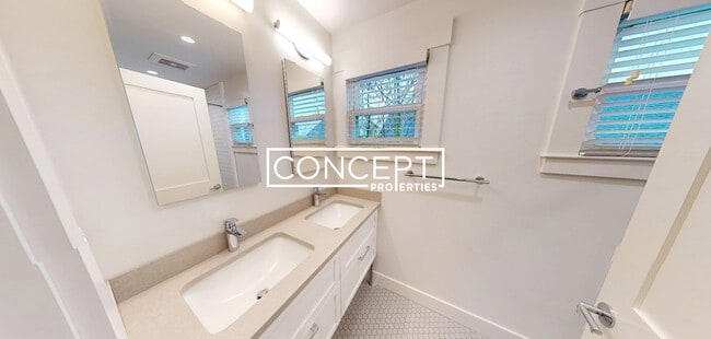 Building Photo - 208-210 Banks St. Unit 3CP