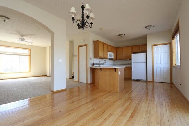 Building Photo - 3 br, 1.5 bath House - 886 Trenton Lane N