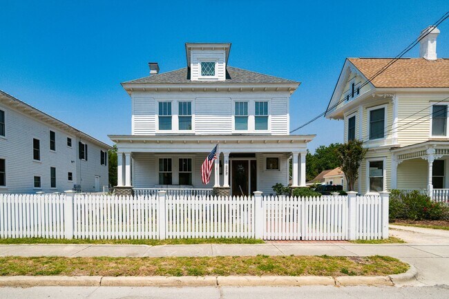 Building Photo - Downtown Beaufort Luxury Home