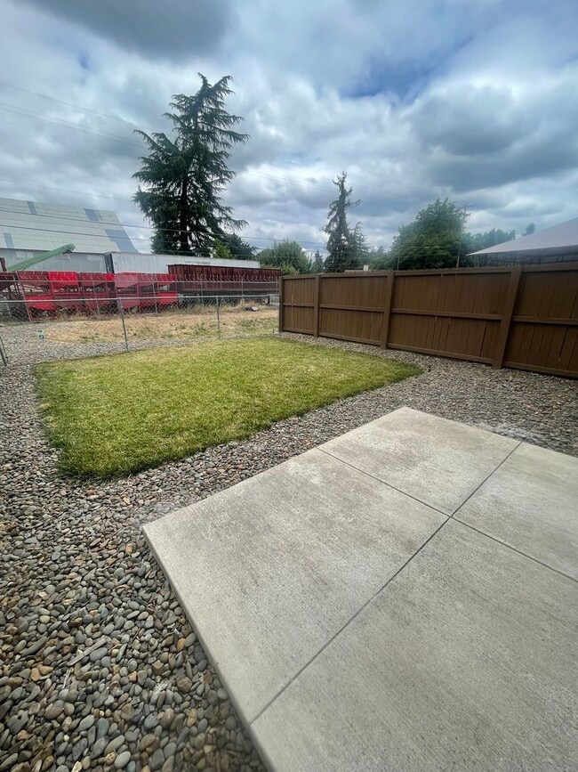 Building Photo - Stunning Modern Three Bedroom Duplex in Le...