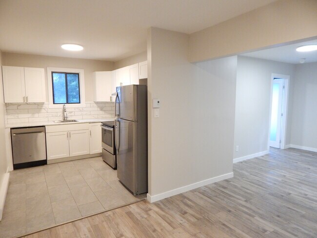 Building Photo - 2070 Av Papineau