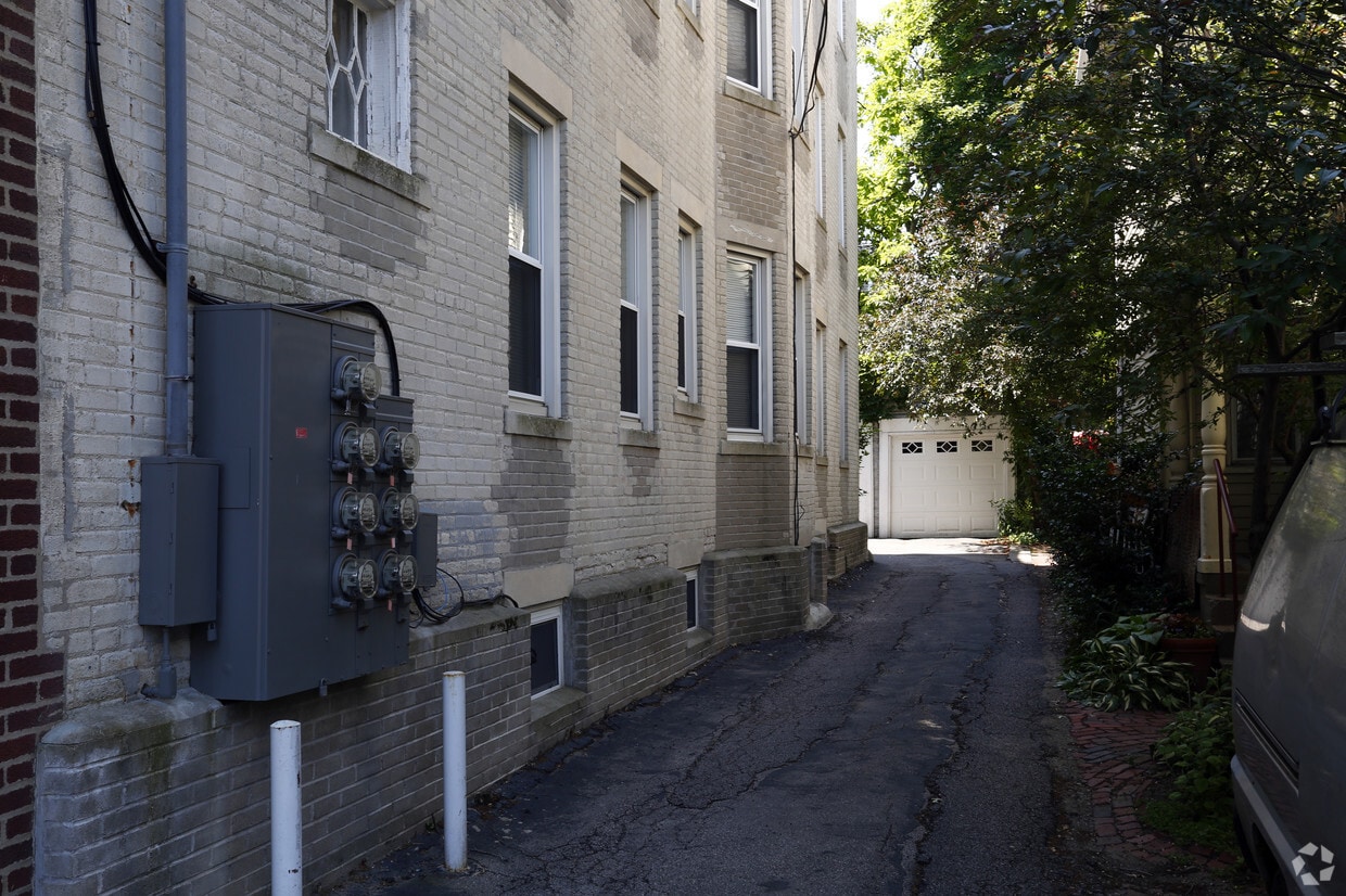Building Photo - 214 Chestnut St
