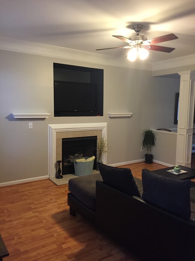 Foto del edificio - 4101 Woodbury Terrace NW