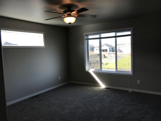 Building Photo - 4 Bed 3 Bath