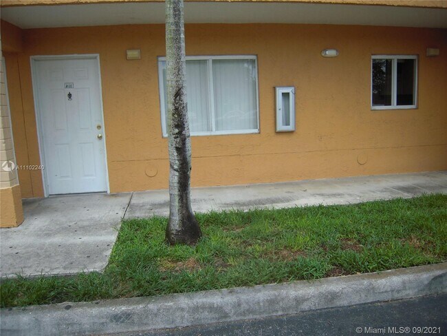 Building Photo - 6255 SW Kendale Lakes Cir
