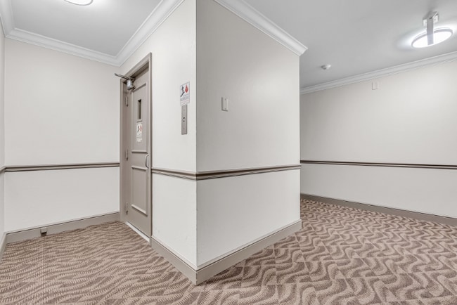 Building Photo - 232 Eden Roc Dr