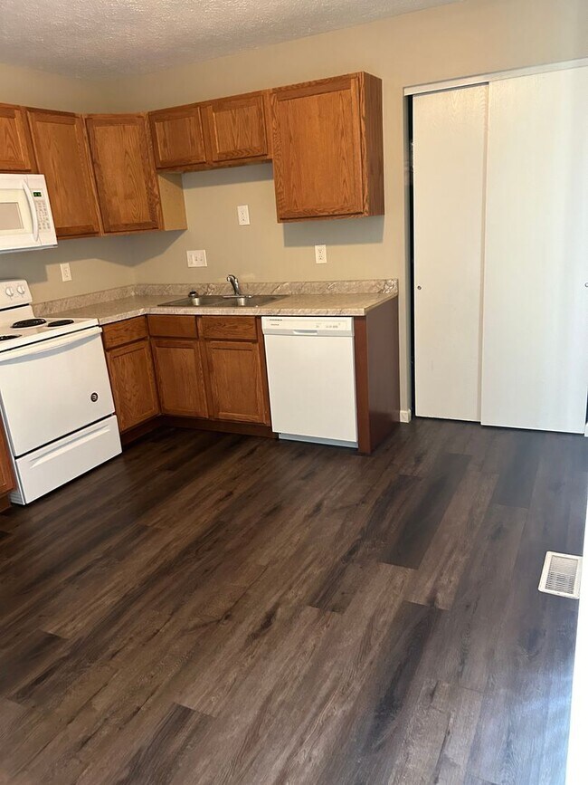 Building Photo - 3 bed 1 bath home located on Indy Westside