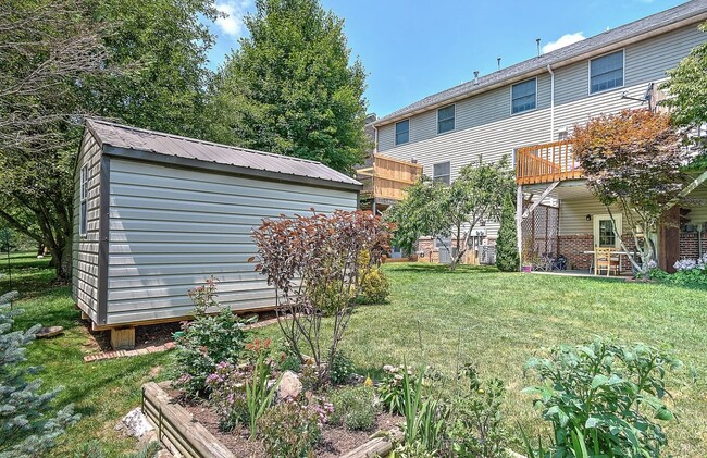 Building Photo - 690 Thompson Dr