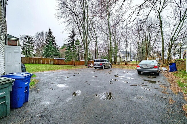 Foto del edificio - Beautiful 2-Bedroom Apartment – Quiet, Private Setting in Westbrook