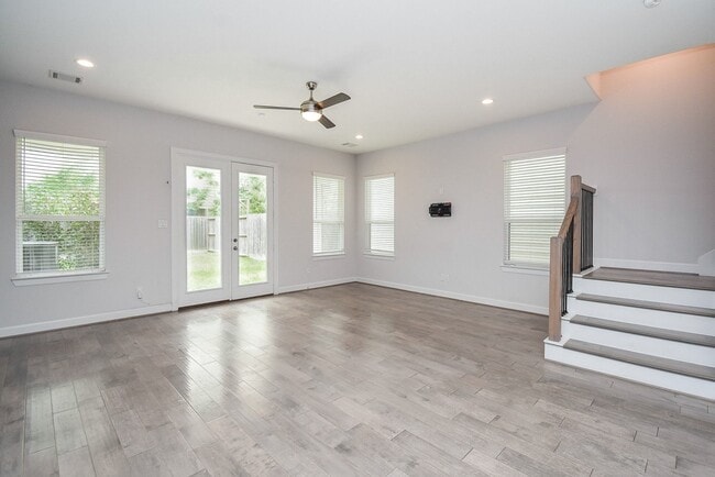 Building Photo - 1122 Live Oak St