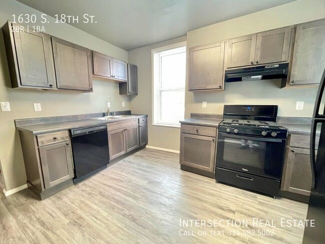 Building Photo - Completely Renovated 2 Bedroom, Steps from...