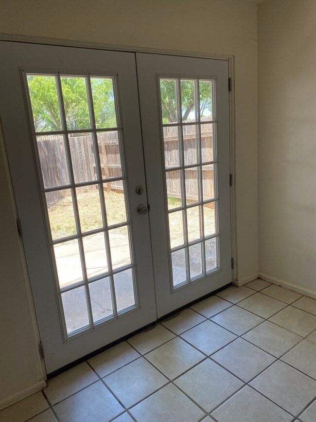 Building Photo - 3 br, 1 bath House - 511 W McGaffey St