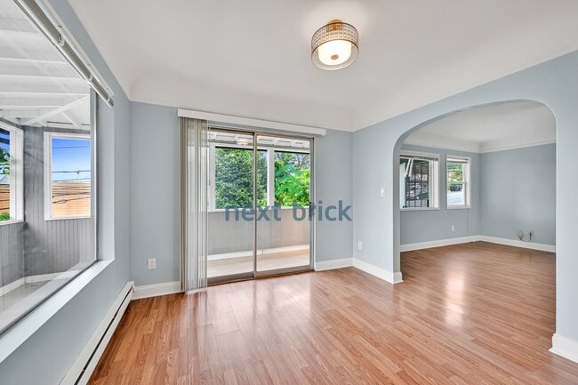 Building Photo - 4 BED & 2 BATH DUPLEX FOR RENT
