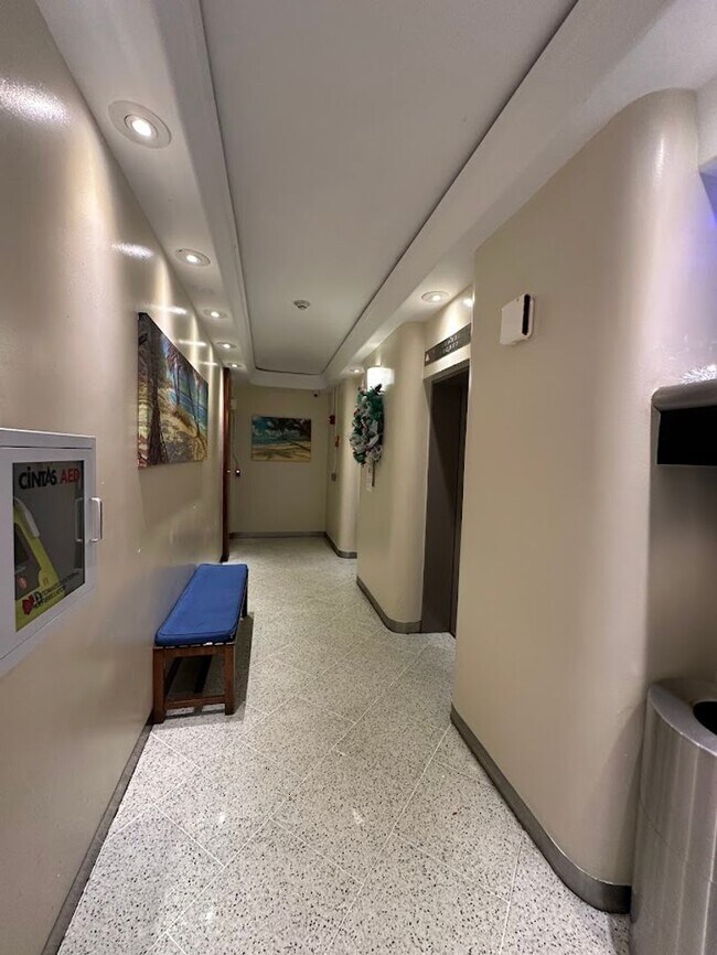 Foto del edificio - Harbor Square READY TO MOVE IN 1 bed, 1 bath with 1 parking, utilities included, walk to the conv...