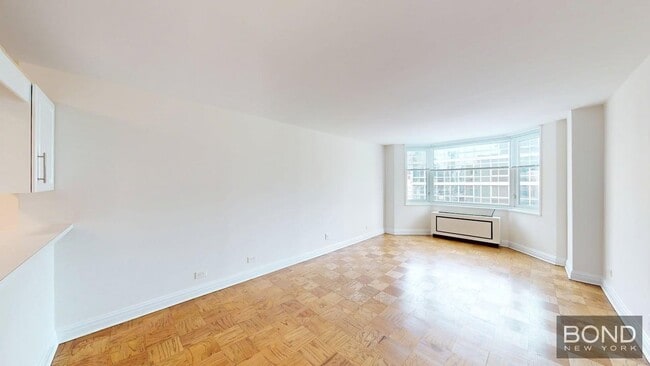 Building Photo - 400 E 71st St