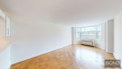 Building Photo - 400 E 71st St