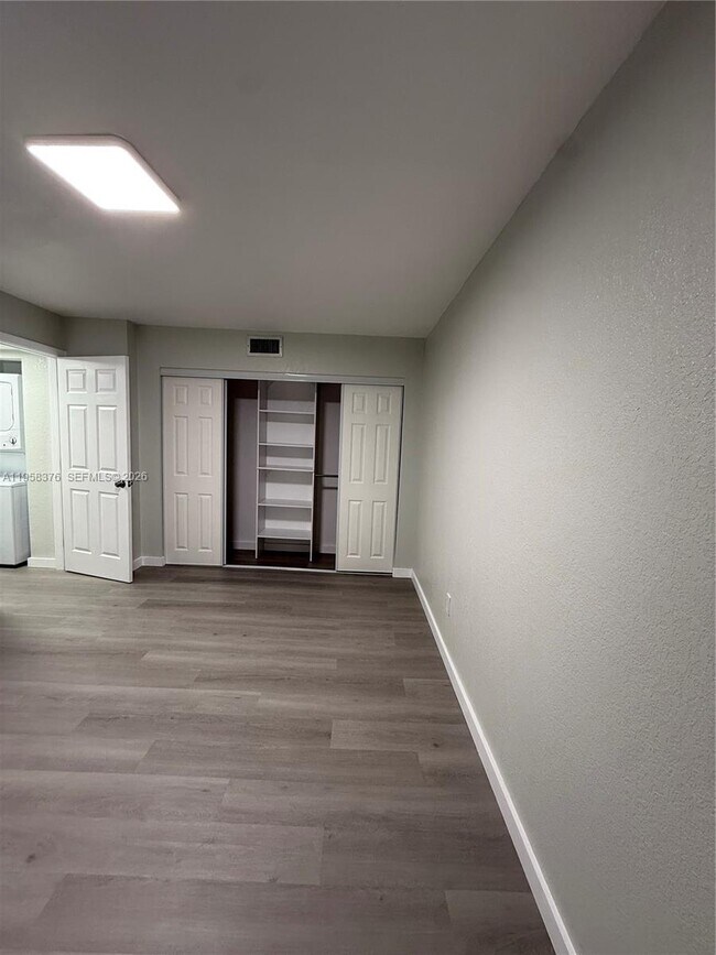 Foto del edificio - 18206 Mediterranean Blvd