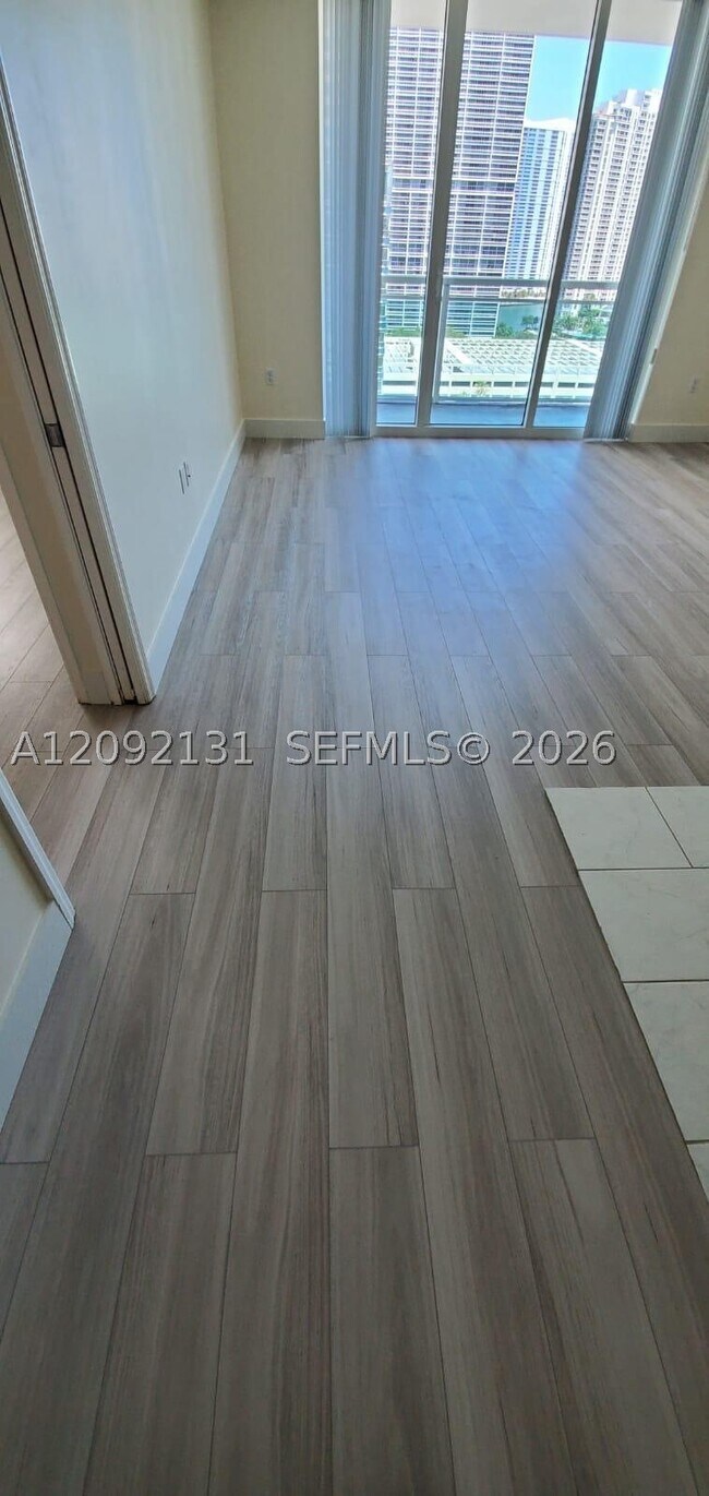 Building Photo - 950 Brickell Bay Dr