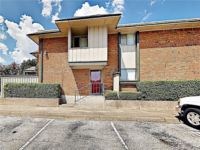 Building Photo - 2800 Escada Dr