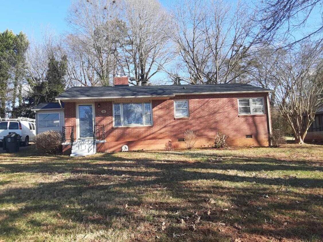 Foto principal - Charming 3 Bed, 1 Bath Brick Home – $1550/...