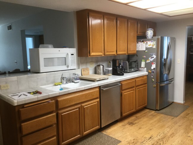 Kitchen-dishwasher puerta francesa y refrigerador - 708 Flagler Ln