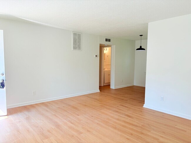 Building Photo - Newly Renovated 3 Bedroom Ranch under $2000!