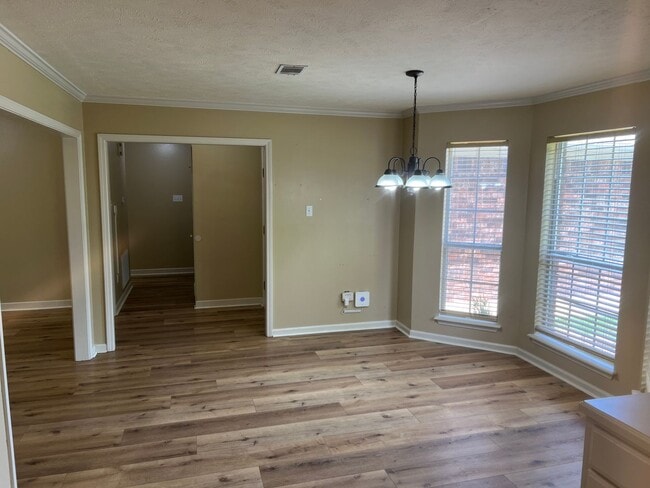 Building Photo - Charming 3 Bed 2 Bath Home