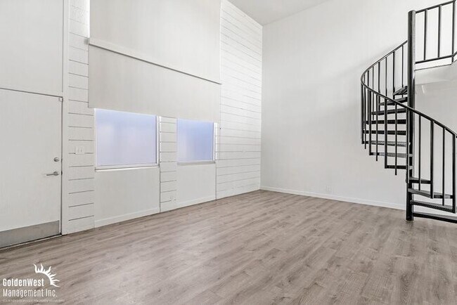 Building Photo - Stylish 1Bdm 2Ba Loft in Uptown Phoenix with Private Yard!