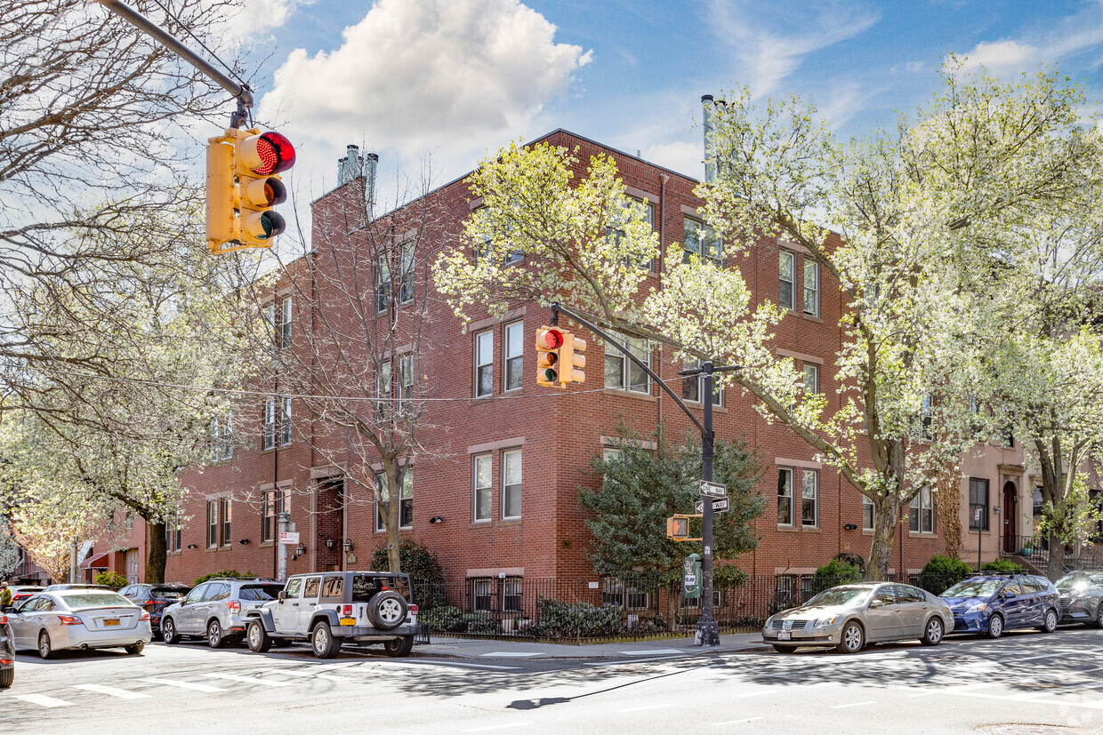 Primary Photo - 361 Clinton St