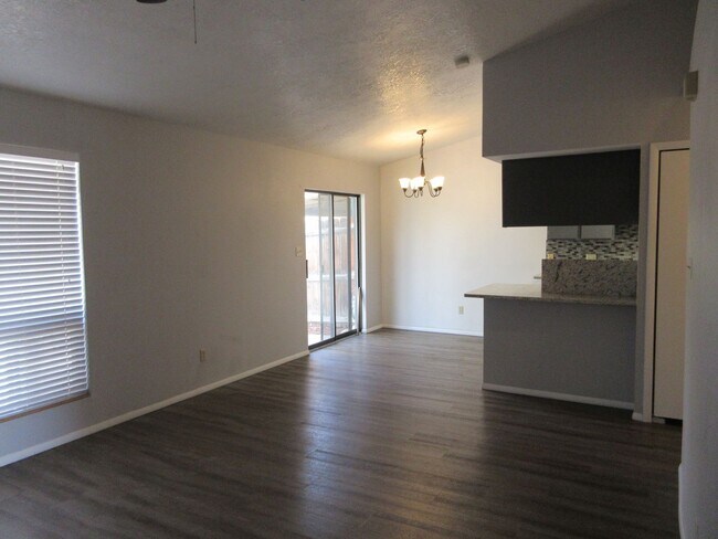 Building Photo - 2 bed, 1 ba twinhome with attached garage