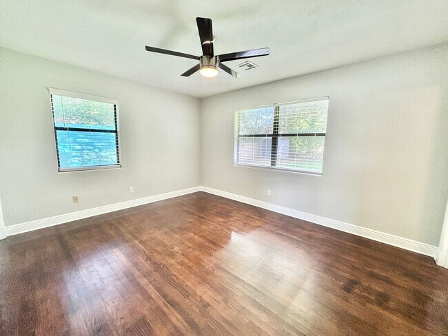 Foto del edificio - Spacious 3-Bedroom Home + Flex Space