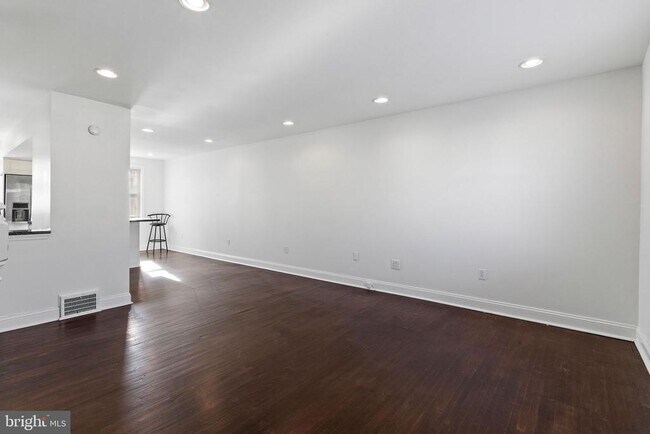 Building Photo - 1156 S Merrimac Rd