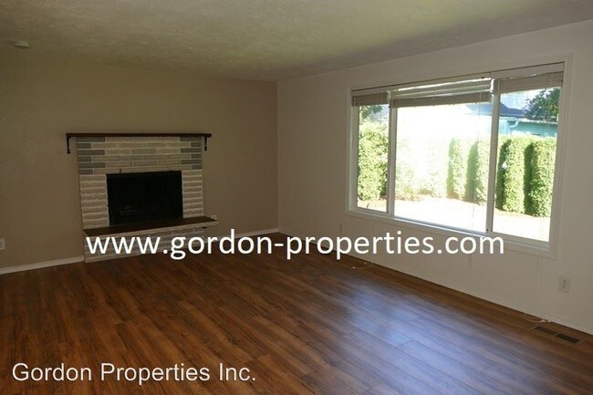 Foto del edificio - 3 br, 1.5 bath House - 1424 NE 195th Ave
