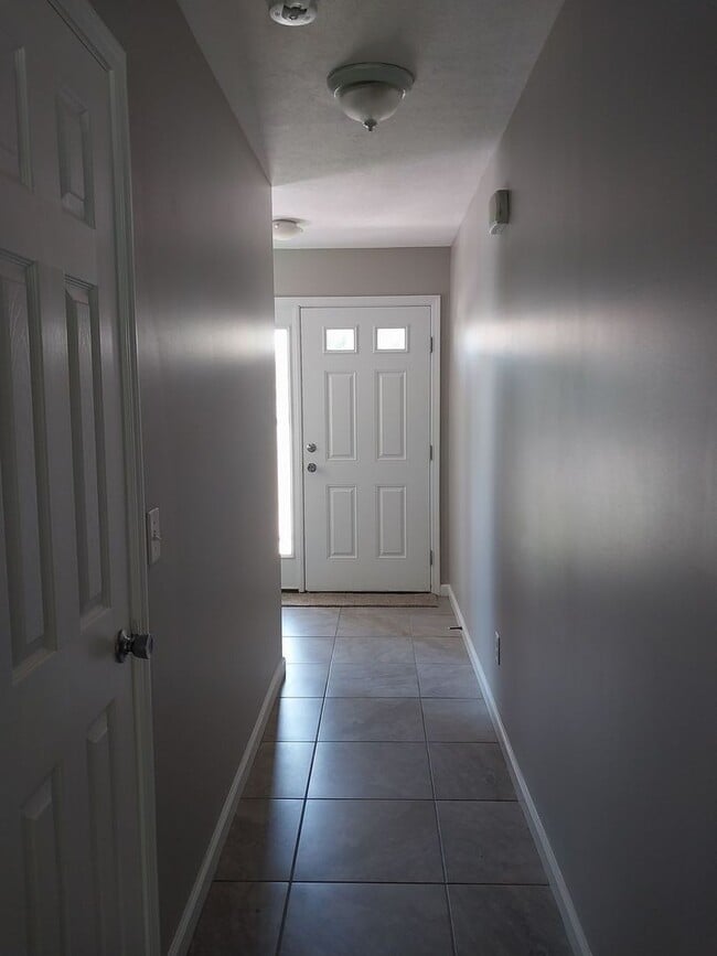 Building Photo - Gorgeous 3 Bedroom 2 Bath Townhome