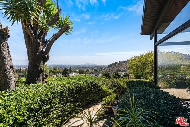 Foto del edificio - 5961 Wrightcrest Dr
