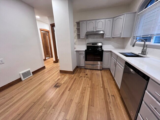 Foto del edificio - 5833 W Peterson Ave