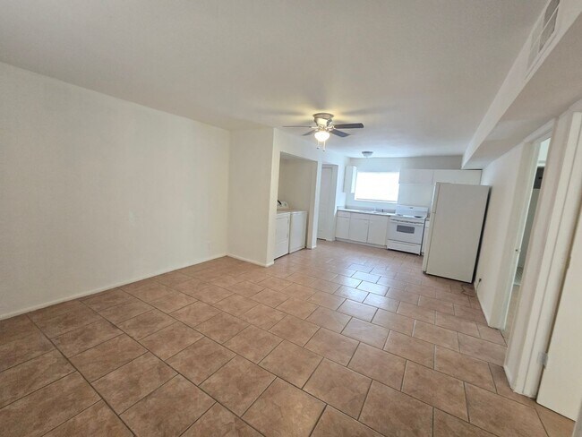 Foto del edificio - 2 bed 1.5 bath UTILITES INCLUDED
