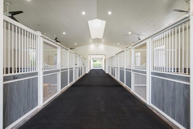 Building Photo - 15450 Estancia Ln