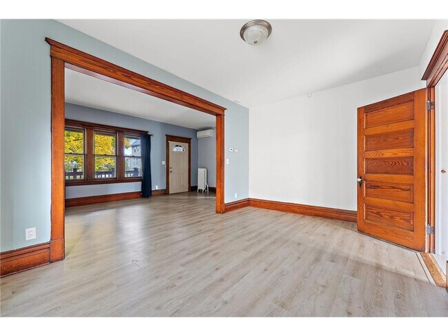 Building Photo - 882 Aurora Ave