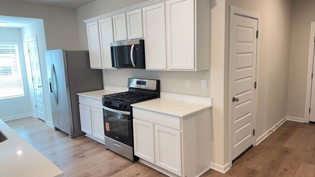 Foto del edificio - Brand New 4 Bedroom 2 Bath Home in Mustang Schools