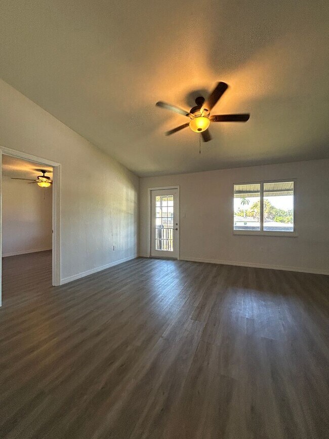 Building Photo - 2 bed 1 Bath Condo