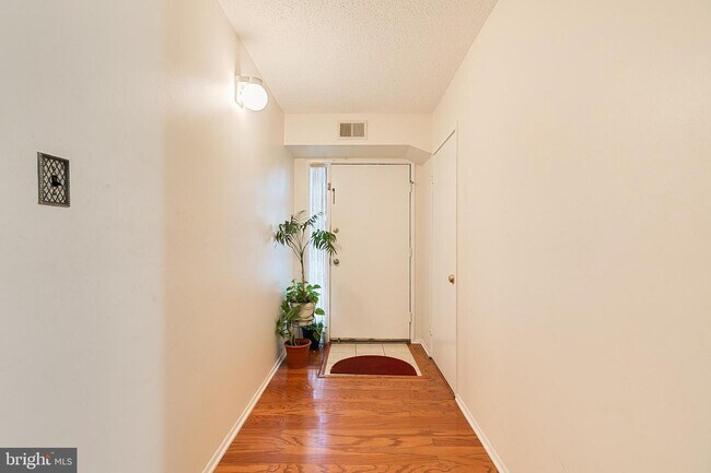 Building Photo - 5780 Village Green Dr