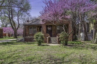 Building Photo - 943 N Woodrow Ave